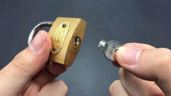 钥匙断到锁里面了